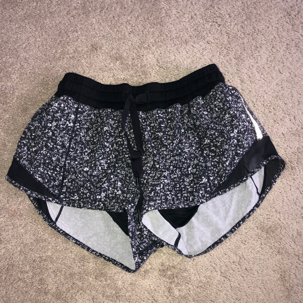 Lululemon Hotty Hot Size 4 Black and White